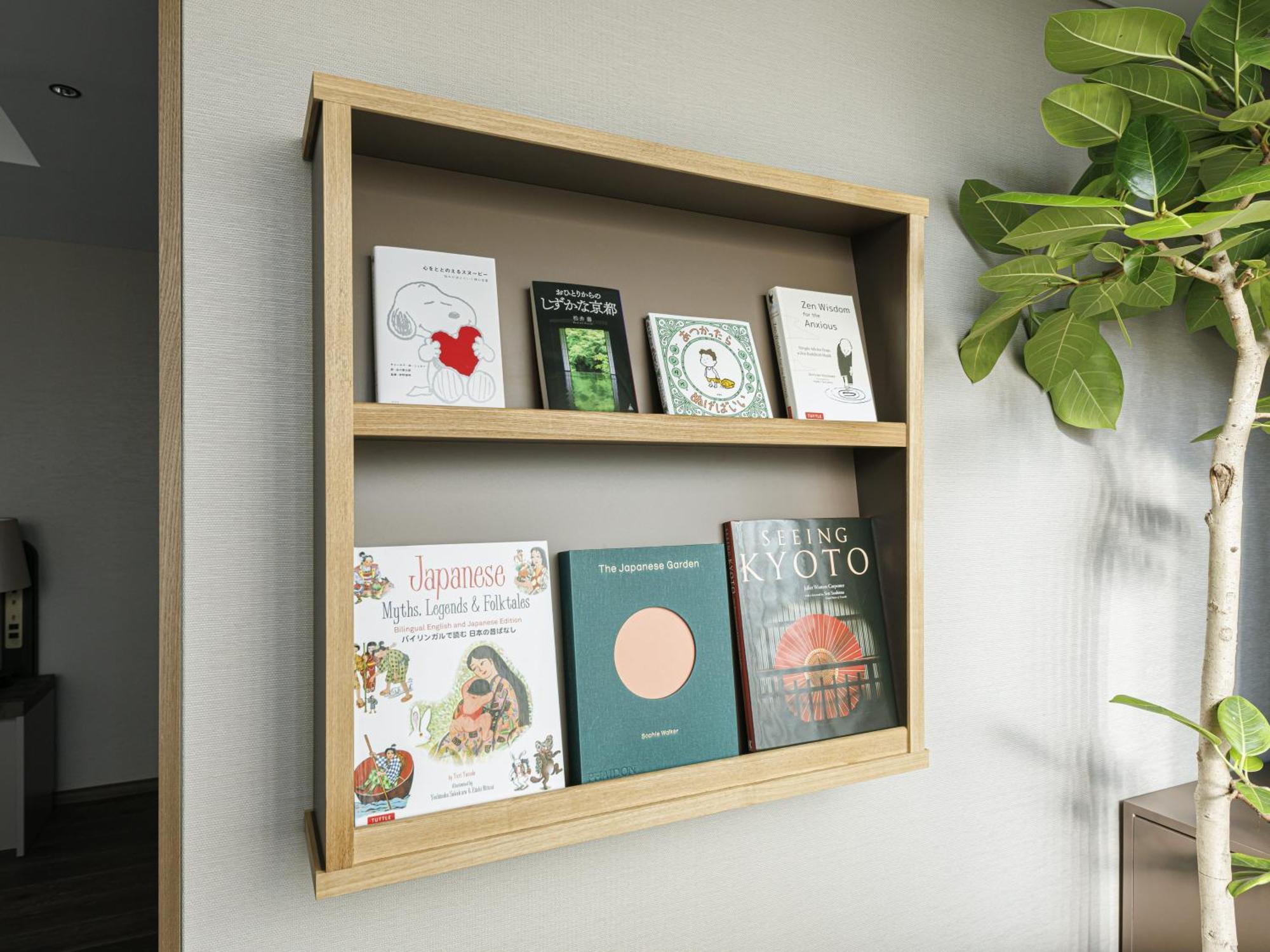 فندق جود ناتشر كيوتو الغرفة الصورة A wall-mounted bookshelf